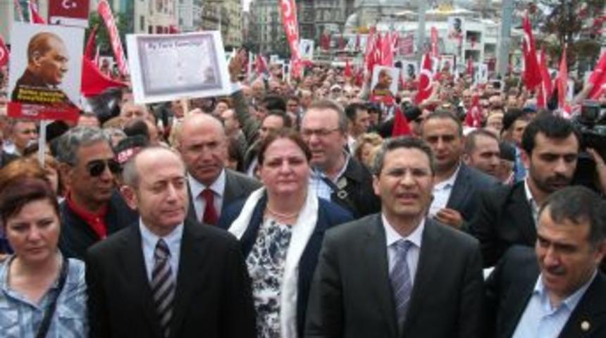 Taksim'de CHP'lilerin 19 Mayıs Yürüyüşü