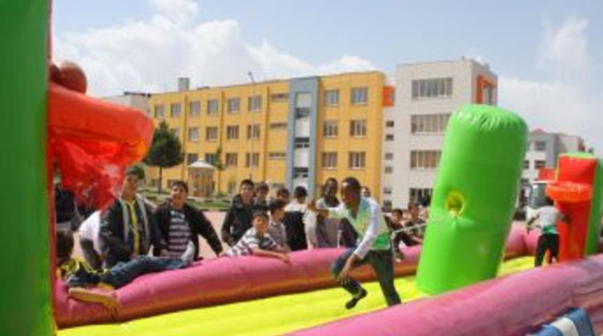 Gen&ccedil;ler Bayramı Doyasıya Eğlenerek Kutladı