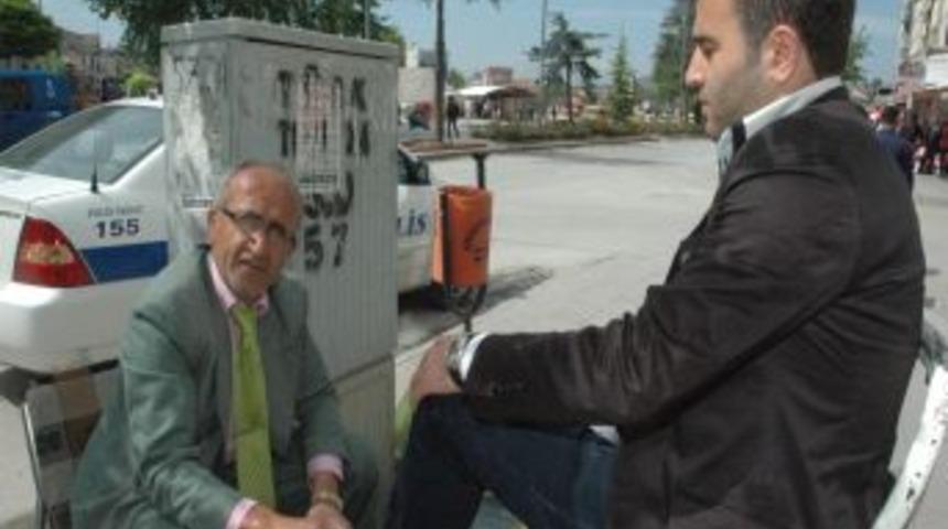 15 Yıldır Takım Elbise Ile Ayakkabı Boyuyor