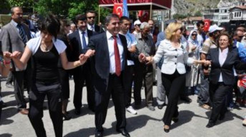 Vali Öz, Gençlerle Halay Çekti