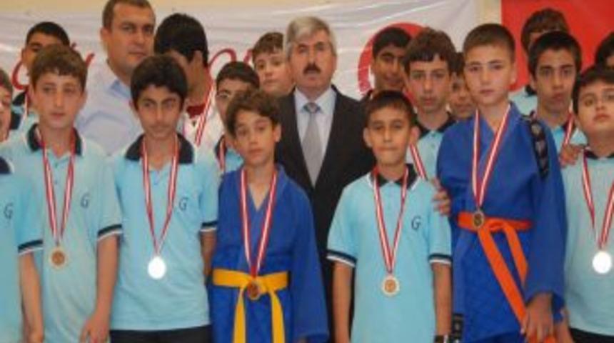 G&uuml;len Koleji Sporcuları Madalyaları Topladı