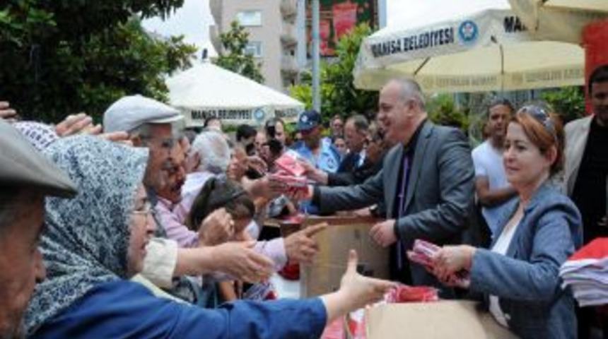 Manisa Belediye Başkanı Erg&uuml;n, Vatandaşlara Bayrak Dağıttı