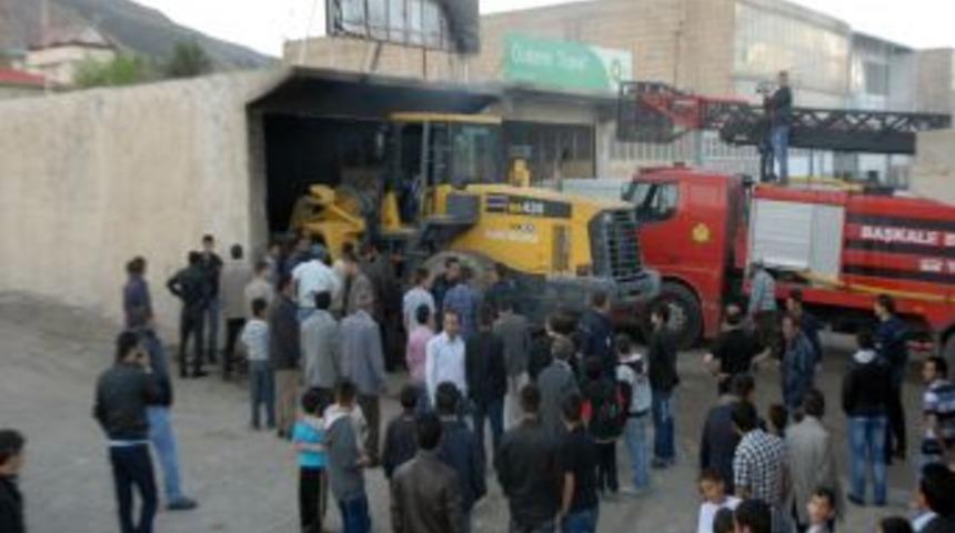 Başkale&rsquo;de Iş Yeri Yandı