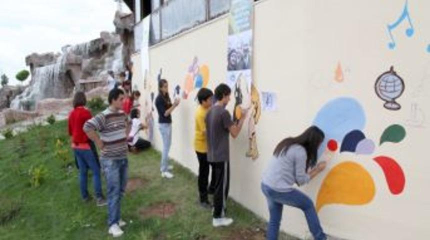 Liseli Ressamlar, 19 Mayıs&rsquo;ı Parkların Duvarlarını Resim Yaparak Kutladı