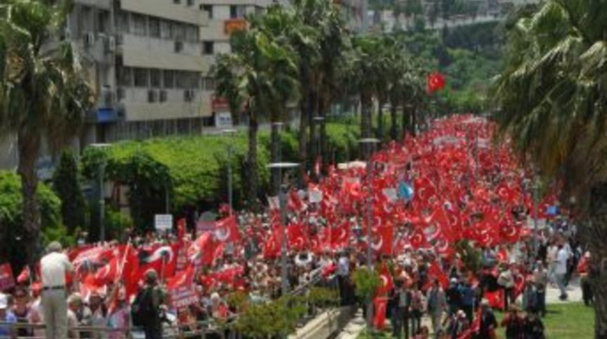 İzmir'de 19 Mayıs Y&uuml;r&uuml;y&uuml;ş&uuml; D&uuml;zenlendi