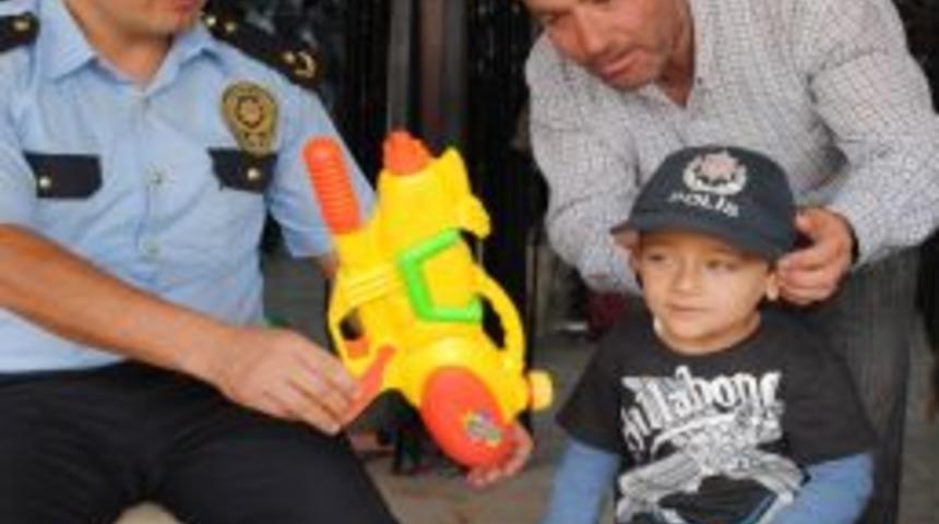 Polis Şapkasını Başına Takan &Ccedil;ocuk Tabanca Istemekten Vazge&ccedil;ti