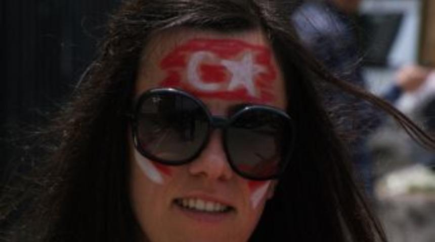 CHP'li &Ouml;zko&ccedil;, İstiklal Marşı Okunmayınca Stadyumu Terk Etti