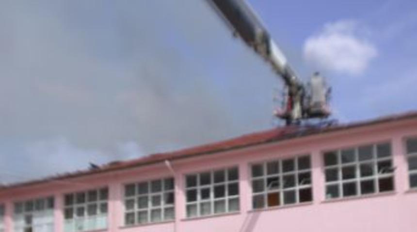 Oğuzhan End&uuml;stri Meslek Lisesi'nin &Ccedil;atısındaki Yangın S&ouml;nd&uuml;r&uuml;ld&uuml;