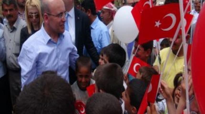 Maliye Bakanı Şimşek S&uuml;ryanilerle Futbol Oynadı