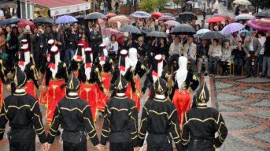 Edirne Protokol&uuml;, 19 Mayıs Coşkusunu Vatandaşlarla Yağmur Altında Izledi