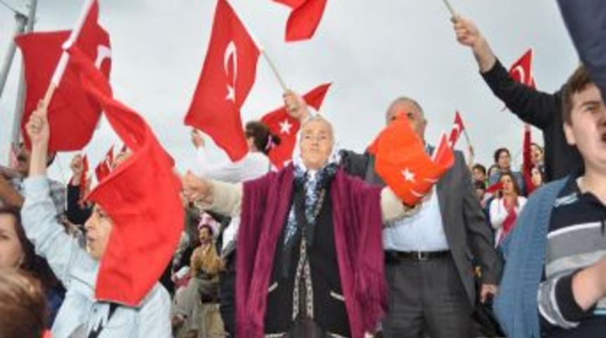 İzinsiz Y&uuml;r&uuml;y&uuml;şle Bayramı Kutladılar