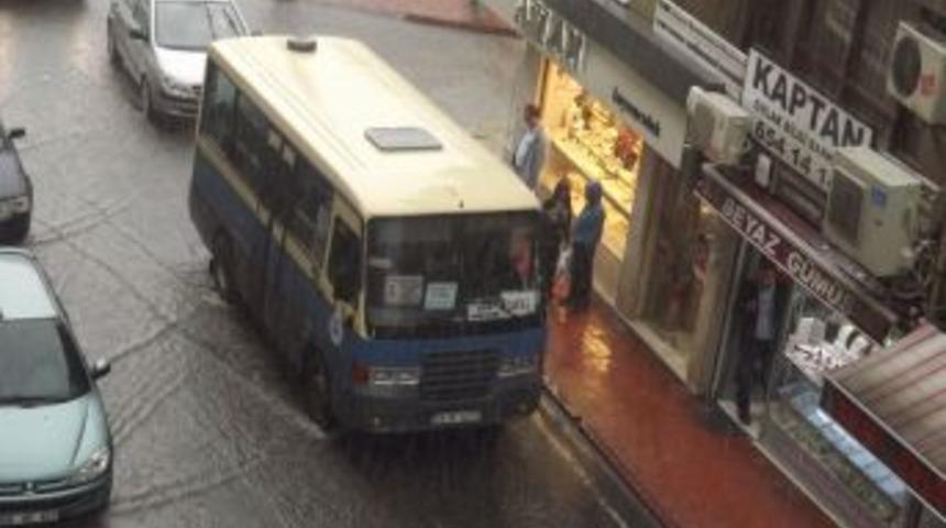 &Ccedil;orlu&rsquo;da 15 Dakikalık Sağanak Yağış Yolları G&ouml;le &Ccedil;evirdi