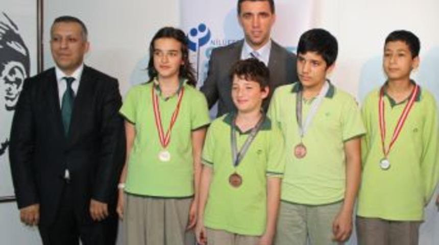 Safvet Koleji’nin Başarılı Öğrencilerine Hakan Şükür’den Ödül