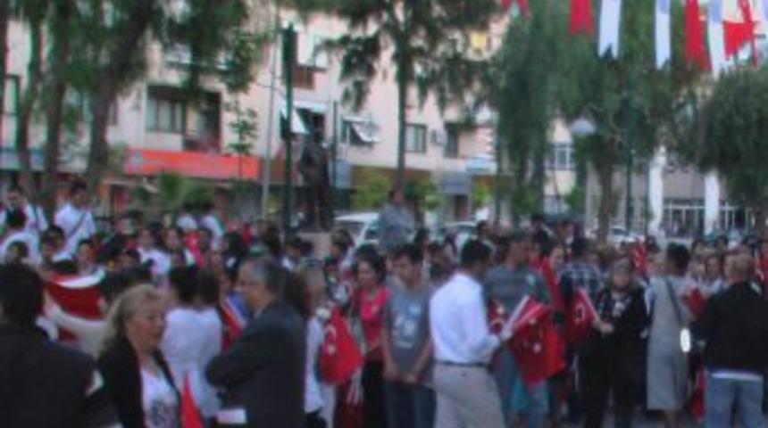 Kuşadası’nda Binlerce Kişi Yağmurla Yürüdü