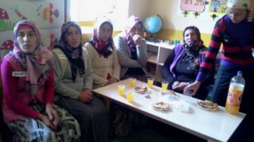 Kağızman'da Annelere Eğitim Veriliyor