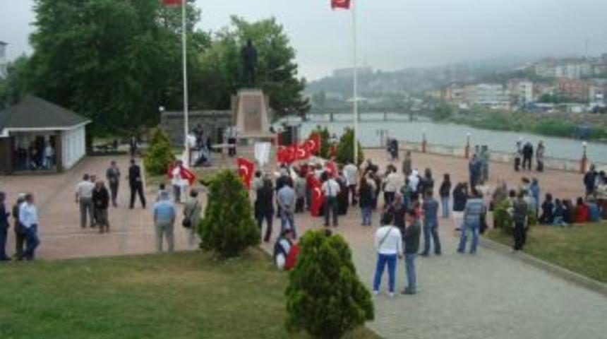 Altarnetif kutlamaya yağmur engel odu