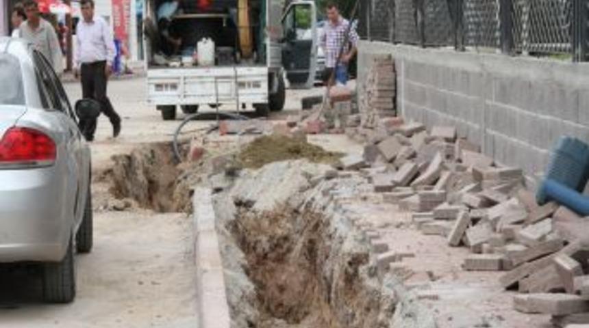 Belediyenin Bir Ay &Ouml;nce Yaptığı Kaldırımları TEDAŞ S&ouml;kt&uuml;