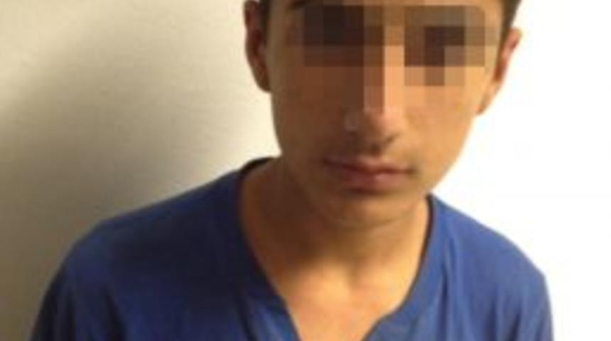 İzmir'deki Tarihi Saat Kulesi'nin Alemlerini &Ccedil;alanlar &Ccedil;ocuk &Ccedil;ıktı