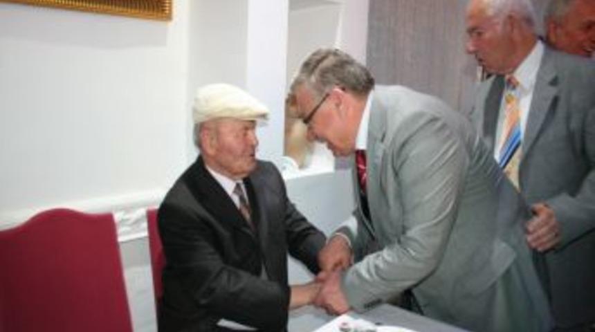 Eski Mezunlar, Hakkı &Ouml;ğretmenlerinin Elini &Ouml;pt&uuml;