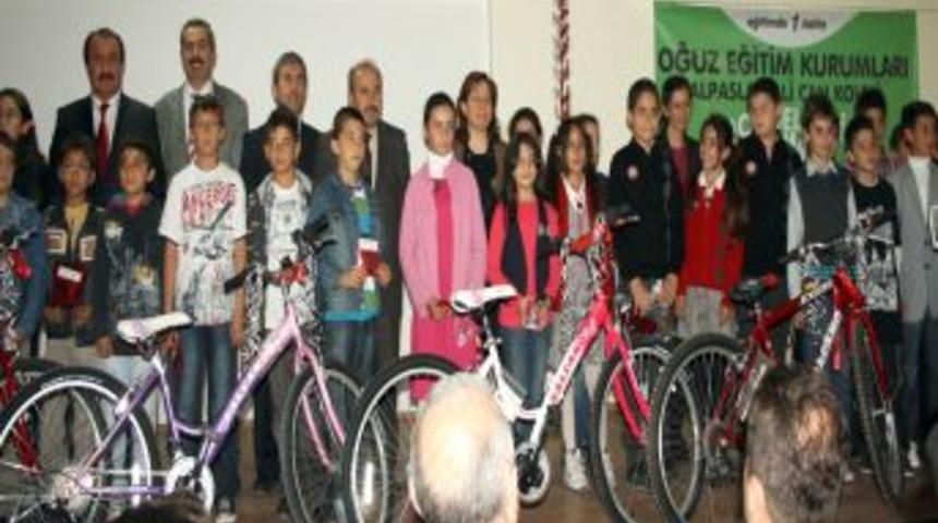 Alpaslan Ali Can Koleji &Ouml;d&uuml;l Dağıtmaya Devam Ediyor