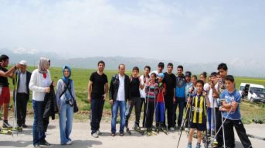 Y&uuml;ksekova&rsquo;da Tekerlekli Kayak Yarışması Yapıldı