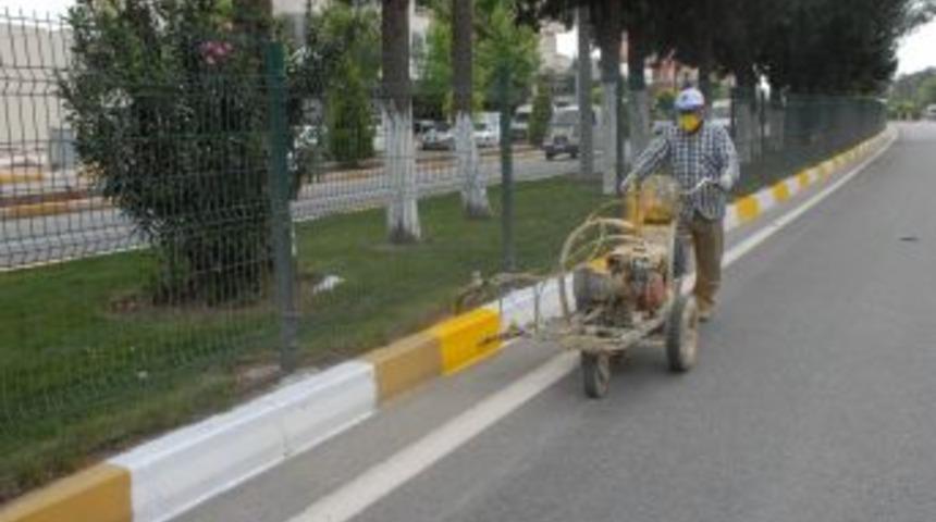 Belediyenin Yeşil Alan Ve Kaldırım &Ccedil;alışmaları S&uuml;r&uuml;yor