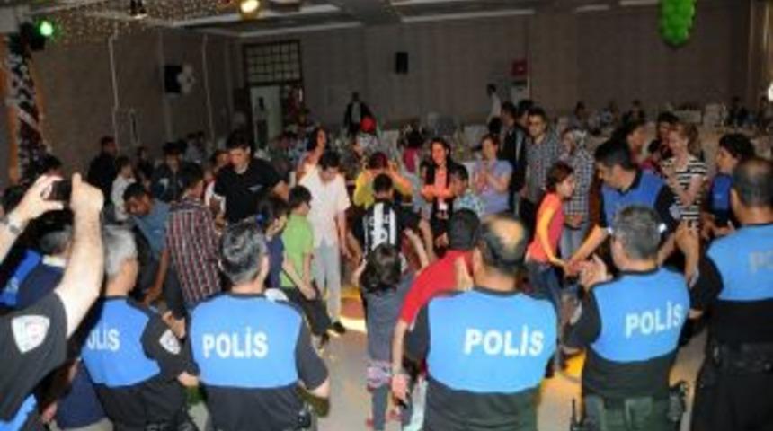 Osmaniye Emniyet M&uuml;d&uuml;r&uuml; Engellilerle Halay &Ccedil;ekti