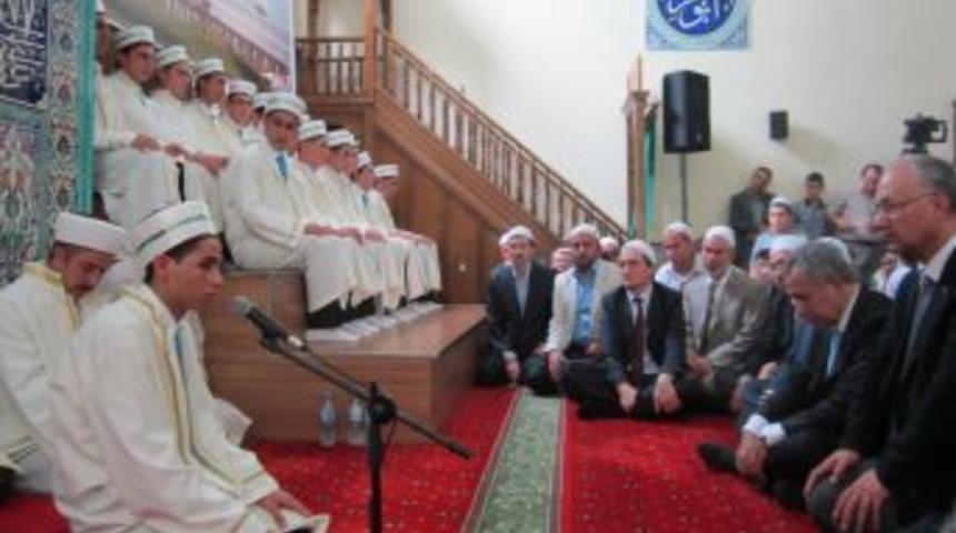 Hil&acirc;liye'de 49 Hafız G&ouml;zyaşlarıyla Ta&ccedil; Giydi