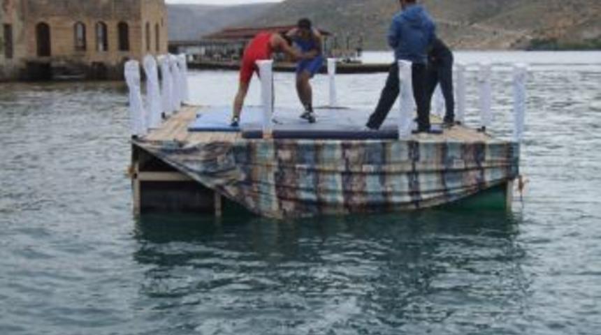 Y&uuml;zen Ringte G&uuml;reştiler