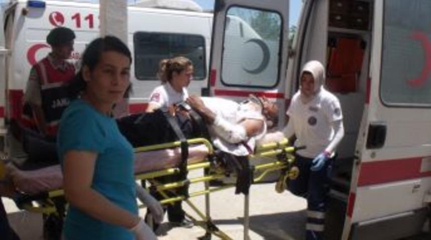 Demre'de Turist Otob&uuml;s&uuml; Devrildi: 2 Yaralı