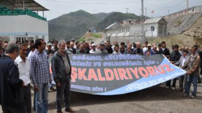 Tunceli&rsquo;nde K&ouml;yl&uuml;ler Baraj Eylemi Yaptı, Iş Makinesinin Camlarını Kırdı