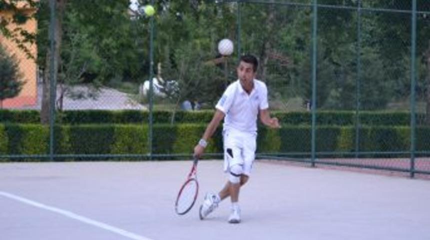 Kurtuluş Tenis Turnuvası &Ccedil;ekişmeli Ge&ccedil;ti