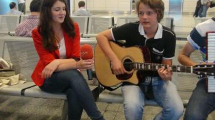 Bosna Ekibinden Havalimanında Mini Konser