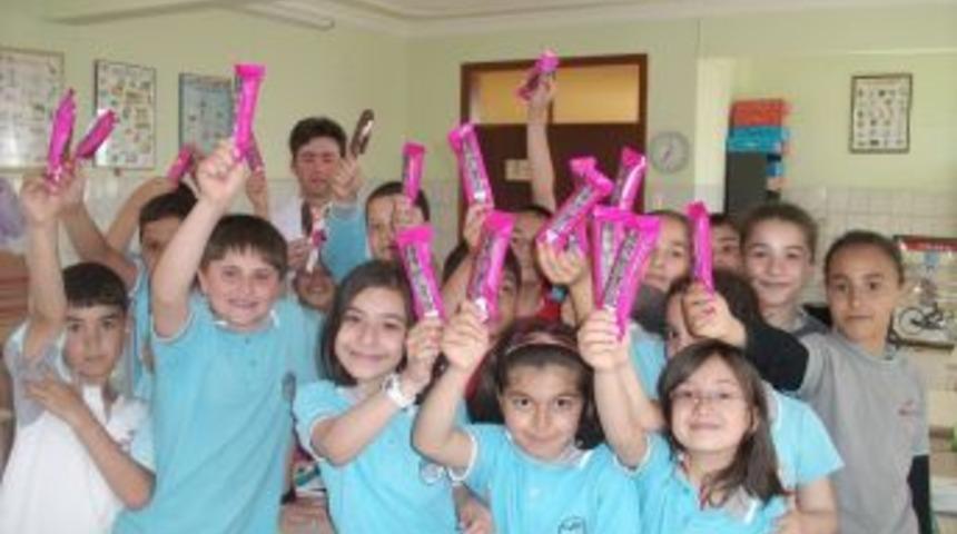 Ahi Koleji, &Ouml;ğrencilerine S&uuml;t Yerine Dondurma Dağıttı