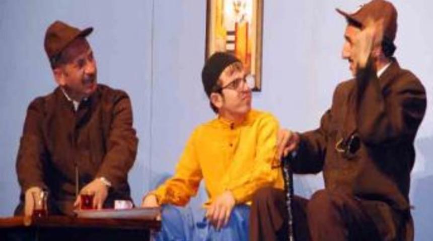 Erzurum Şehir Tiyatrosu 'bek&ccedil;i Murtaza' Yı Sahneledi.