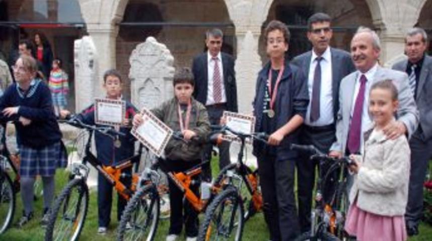 M&uuml;zeler Yarışmasında Derece Alan &Ouml;ğrenciler &Ouml;d&uuml;llendirildi