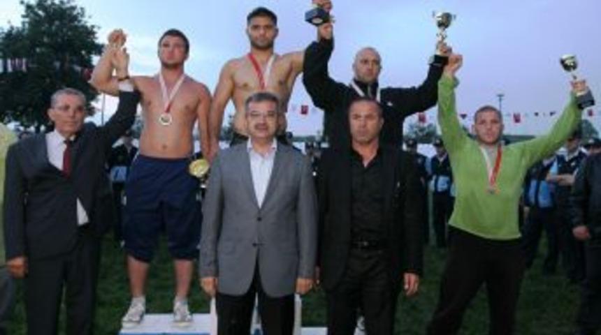 H&uuml;nkar &Ccedil;ayırı Yağlı G&uuml;reşleri Kıran Kırana Bir M&uuml;cadeleye Sahne Oldu