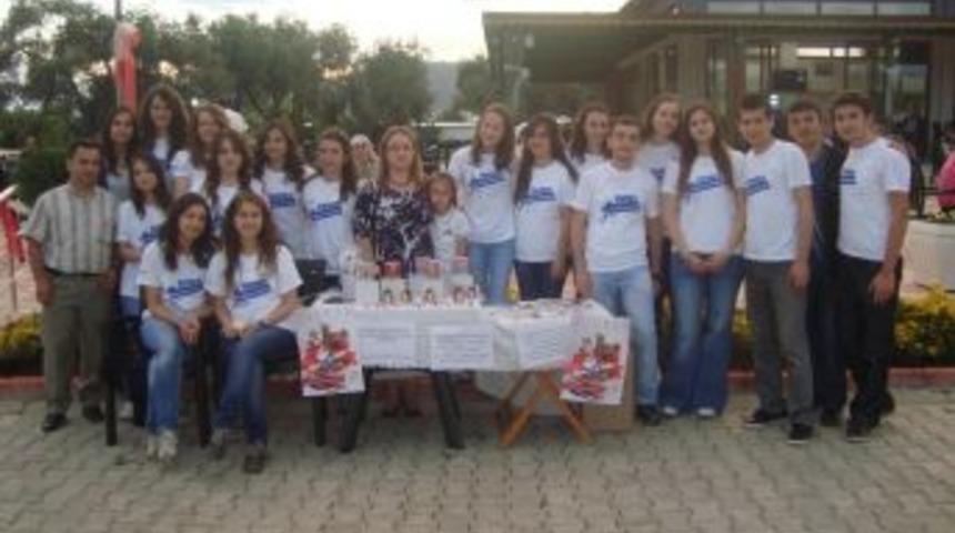 &Ouml;demiş'li Bilin&ccedil;li Gen&ccedil;lerden L&ouml;semi Hastası &Ccedil;ocuklara Destek