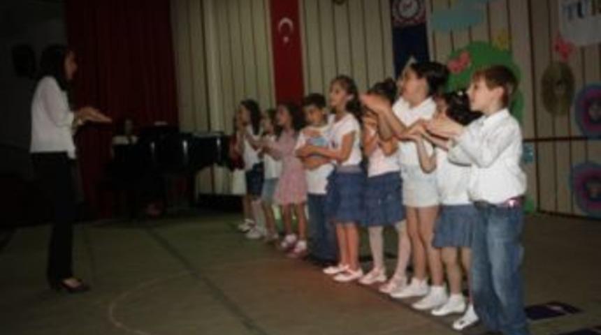 Minik &ouml;ğrencilerden okuma bayramı