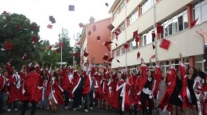 Cumhuriyet Lisesi mezunlarını uğurladı