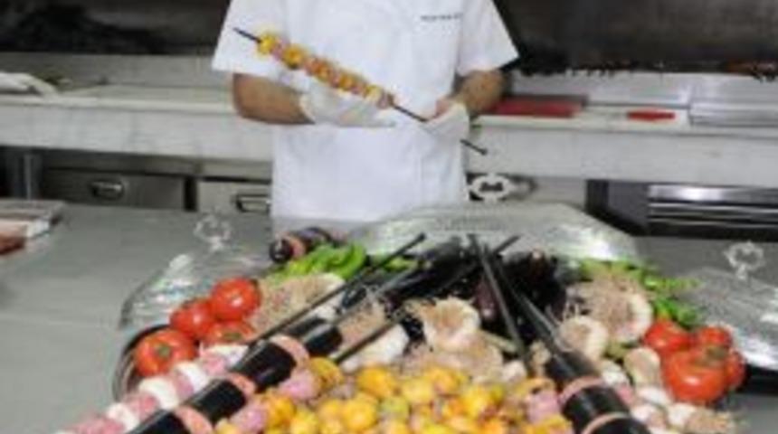 Et, Sebze Ve Meyveden Oluşan Sahan &Uuml;&ccedil;l&uuml;s&uuml; Damak Tadı Sunuyor