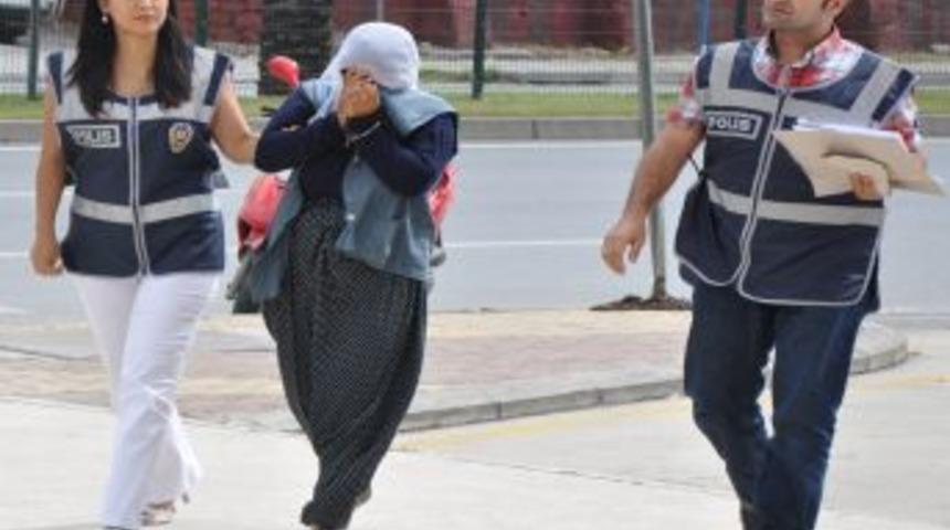 Hırsız Kadın Evine Girdiği Adamı Bı&ccedil;akladı