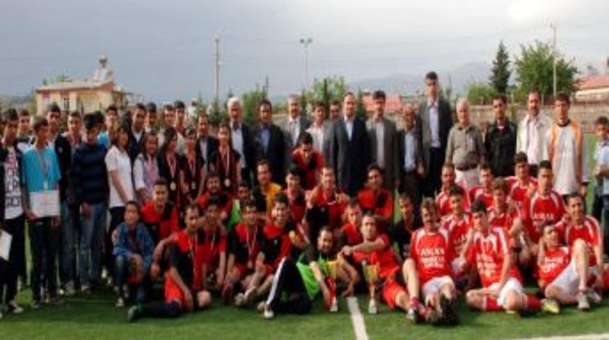 Besni Kaymakamlık Turnuvası'nda Kupayı Toklu Spor Aldı