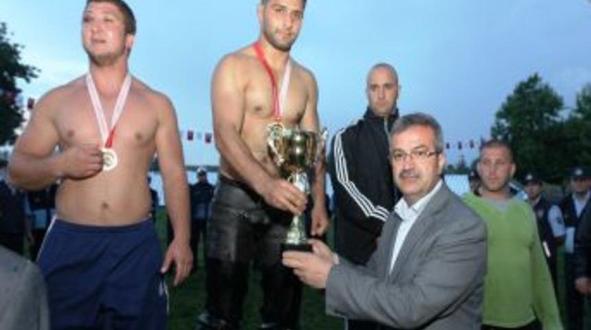 Hünkar Çayırı’nda Başpehlivan Serhat Gökmen Oldu