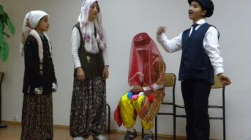 Şalvarlı Tiyatro Grubuna B&uuml;y&uuml;k İlgi