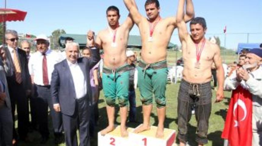 Salbaş Karakucak G&uuml;reşleri Yapıldı