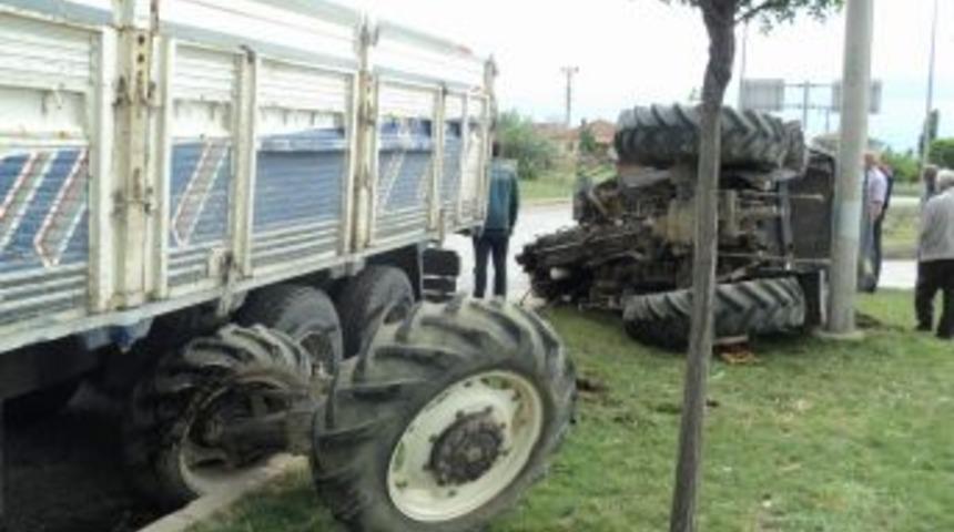 Trakt&ouml;r Ikiye B&ouml;l&uuml;nd&uuml;: 1 Kişi Yaralandı