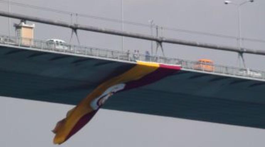 Galatasaray Bayrağı Boğazi&ccedil;i K&ouml;pr&uuml;s&uuml;&rsquo;nde