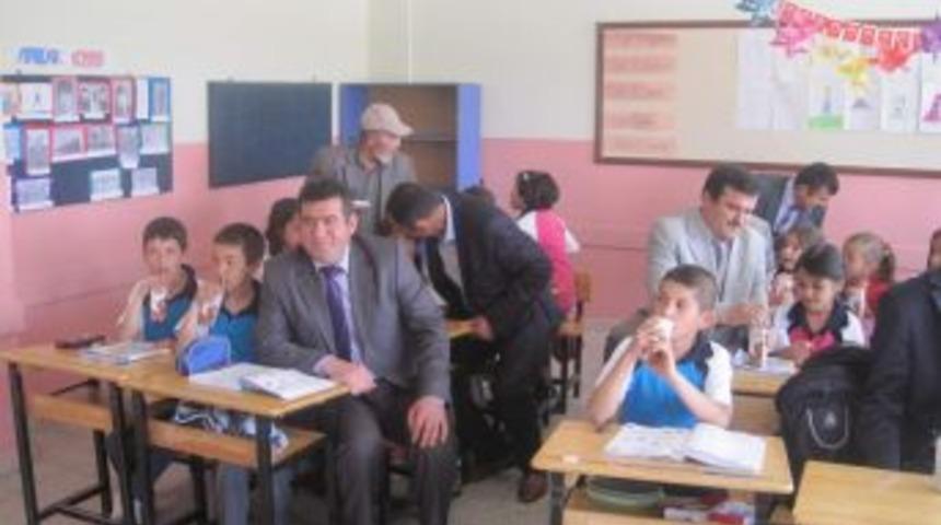 Yenifakılı&rsquo;da &Ouml;ğrencilere 2 Bin Adet Meyveli S&uuml;t Dağıtıldı