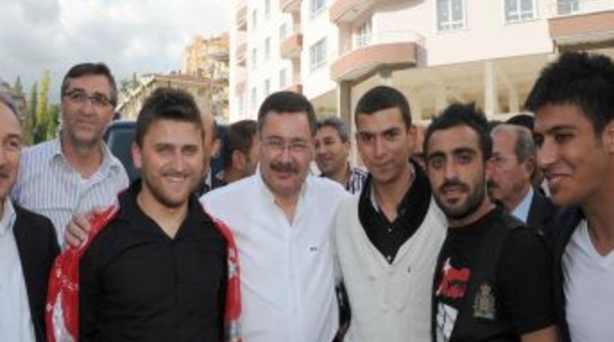 Melih G&ouml;k&ccedil;ek, Asker Uğurladı